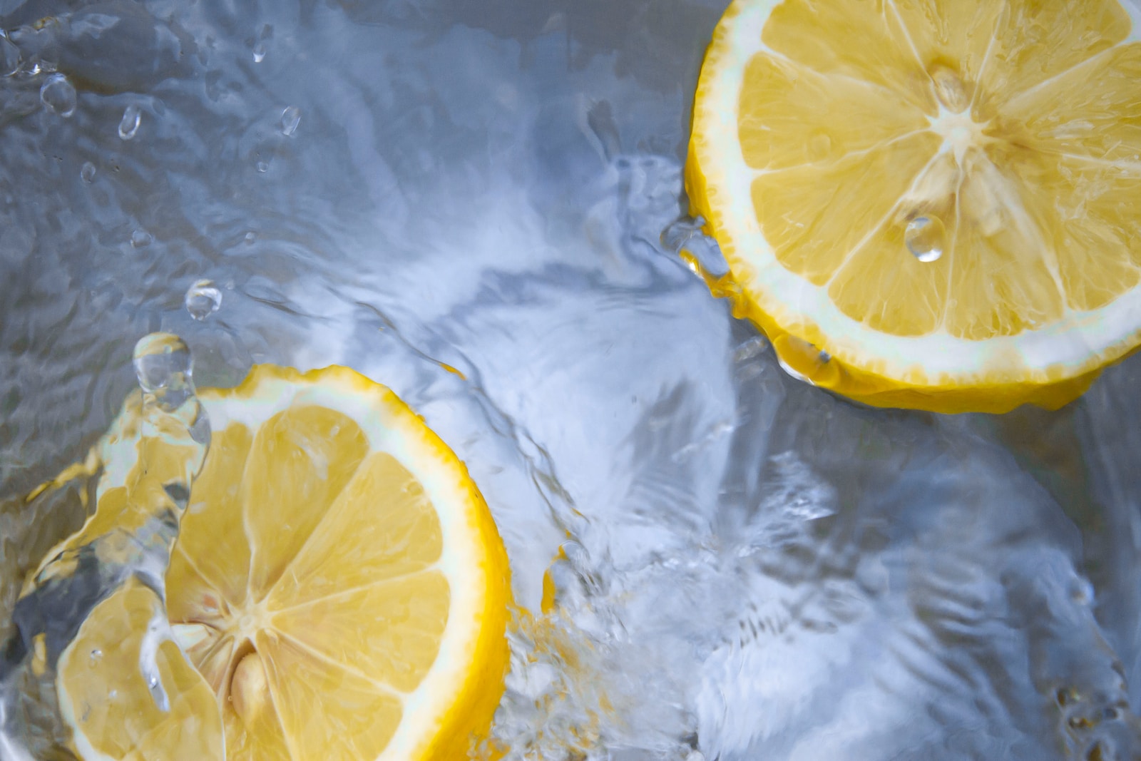 beneficios agua con limon